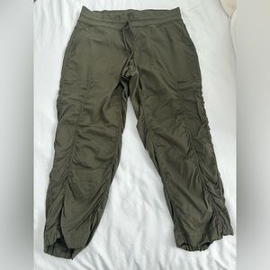 The North Face- Olive Capri- Size M